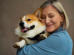 Retrato de una mujer mayor con su perro