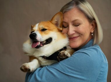 Retrato de una mujer mayor con su perro